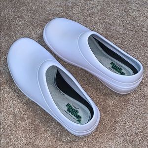 Nursing shoes, Clogs